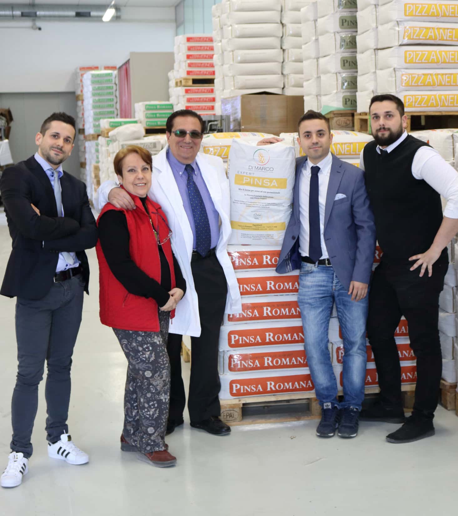 Foto del team Di Marco in posa con i loro prodotti di farina in sacco per Pinsa.
